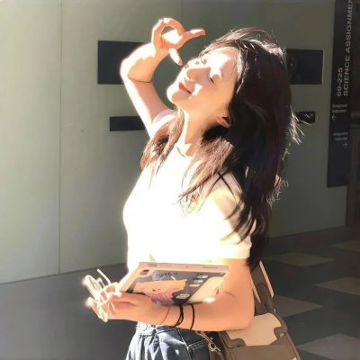 穿黄睡衣的女孩